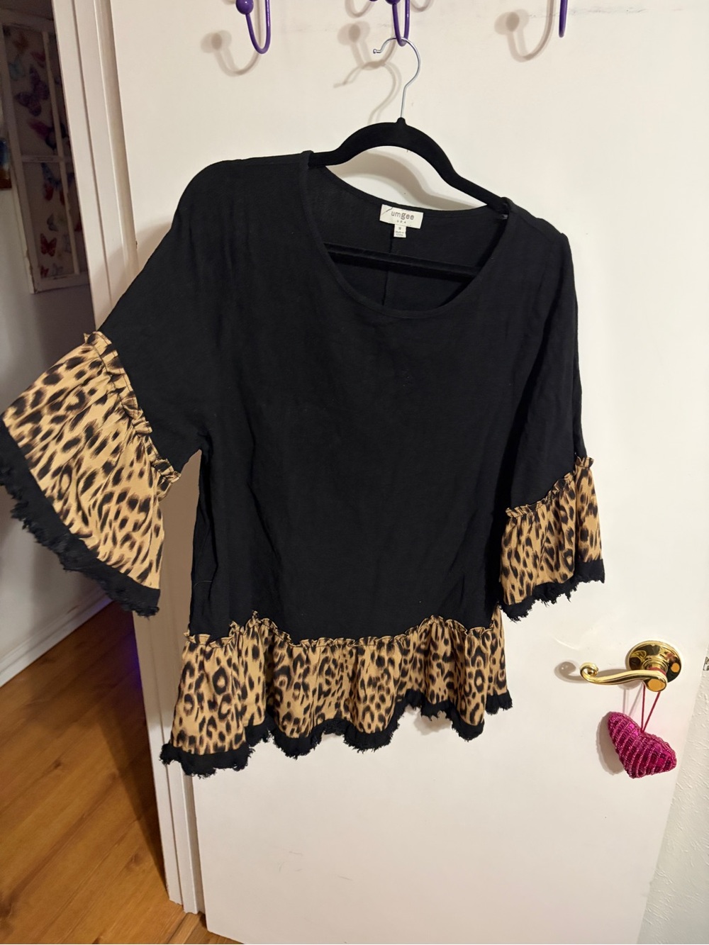 💜 Medium Umgee Black Top with Leopard-Print Ruffle Trim